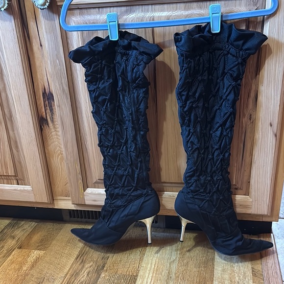 Wild Rose Black Stiletto Heeled Boots with Ruched Design - Picture 3 of 8